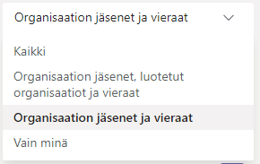 Organisaation jäsenet ja vieraat.